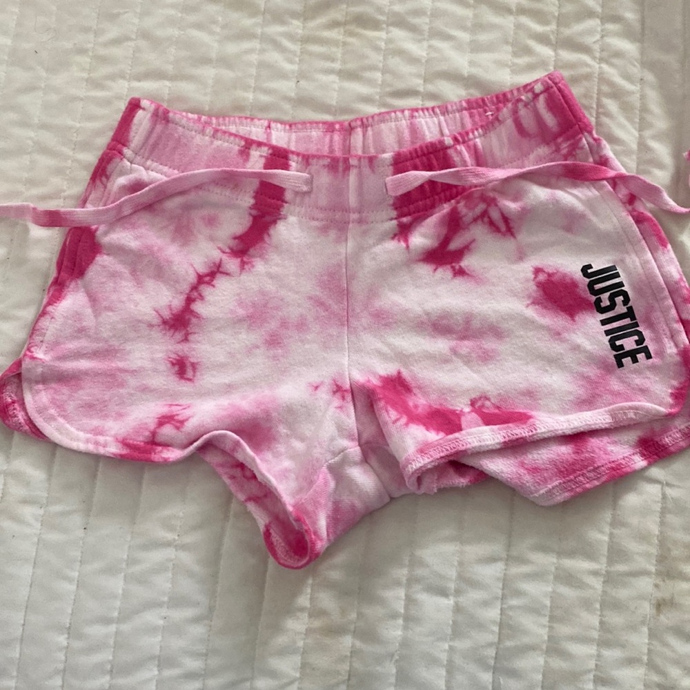 Girls , size 6 pink tie dye shorts.